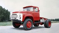 ZIL 130V byl pro změnu využíván jako tahač návěsů. Mimochodem nosnost řady 130 byla až šest tun, poháněnou měly modely zadní nápravu.