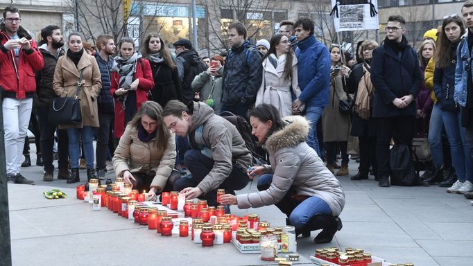 Uctění památky Jána Kuciaka a Martiny Kušnírové na Václavském náměstí v Praze, rok po jejich zavraždění.