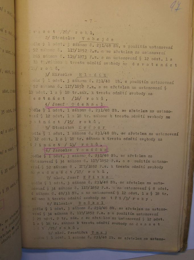 Stránka z rozsudku nad 19člennou skupinou údajných teroristů z Budislavi, takzvaných budislavských Jánošíků, kteří byli odsouzeni na podzim 1950 v monstrprocesu v Litomyšli. Odsouzeni byli i čtyři mladiství v úhrnném trestu 8,5 roku