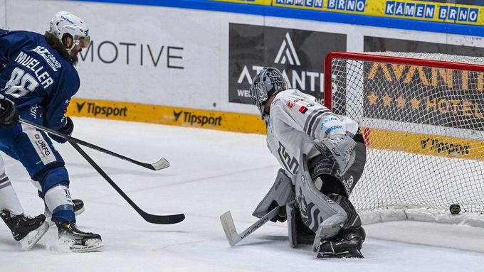 Peter Mueller z Brna dává svůj druhý gól v zápase Kometa - Karlovy Vary, do branky Dominika Frodla