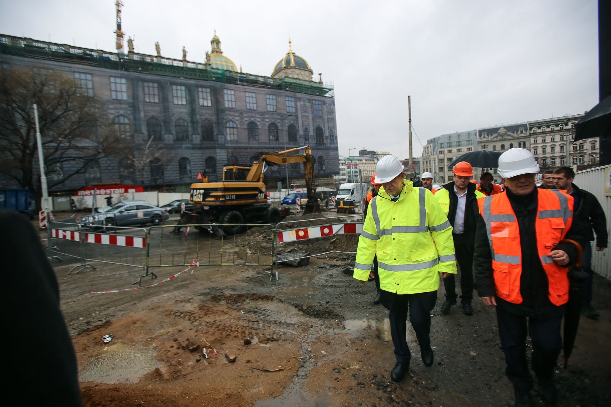 Premiér Andrej Babiš a ministr kultury Ilja Šmíd na inspekční prohlídce Národního muzea, Státní opery, Nové scény Národního divadla a Národní galerie