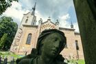 Do opravy chotěvického kostela se Karin a Richardovi podařilo zapojit mecenáše, fanoušky a přátele. Ale přidaly se i známé osobnosti.