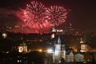 Na novoroční ohňostroj v Praze vyrazily tisíce lidí, davy diváků omezily provoz metra