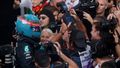 George Russell z  Mercedesu slaví triumf v kvalifikačním sprintu na GP Brazílie F1 2022