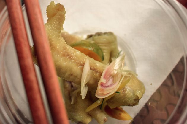 chân gà chanh sả - kuřecí pařáty jsou pochoutkou jen pro nejvzácnějšího obyvatle domu. Jsou naložené v omáčce z citronové trávy.