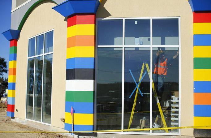 Construction continues in North America's first ever Lego Hotel being built at Legoland in Carlsbad, California January 17, 2013. The three-story, 250-room hotel will open on April 5. REUTERS/Mike Blake (UNITED STATES - Tags: SOCIETY TRAVEL) Published: Led. 17, 2013, 10:45 odp.