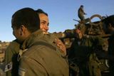 Izraelští vojáci, šťastní po návratu z Libanonu, se objímají už na izraelském území.