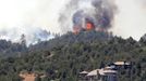 Fire continues to burn near homes in the Waldo Canyon fire west of Colorado Springs, Colorado June 25, 2012. A fast-growing wildfire in Colorado forced 11,000 people from their homes at least briefly and threatened popular summer camping grounds beneath Pikes Peak, whose vistas helped inspire the patriotic tune "America the Beautiful." REUTERS/Rick Wilking (UNITED STATES - Tags: DISASTER ENVIRONMENT) Published: Čer. 25, 2012, 8:28 odp.