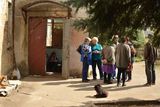 V místní hudební škole bydlí ve vlhkém sklepení bez oken asi 10 utečenců. V celém městě Krasnogorovka je utečenců několik tisíc.
