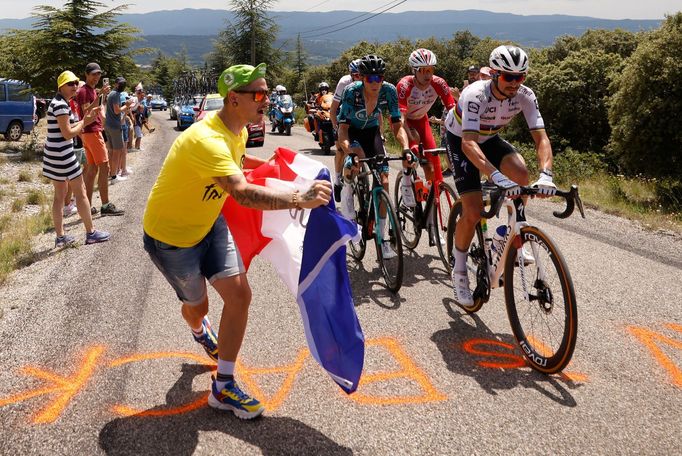 11. etapa Tour de France 2021: Julian Alaphilippe v duhovém dresu táhne skupinku uprchlíků.