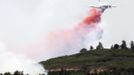 An air tanker dumps flame-retardant on the Waldo Canyon fire, west of Colorado Springs June 24, 2012. A fast-growing wildfire has forced thousands of residents from homes in Colorado Springs, Colorado, and nearby communities as firefighters struggled on Sunday to contain out-of-control and wind-stoked blazes in several western U.S. states. REUTERS/Rick Wilking (UNITED STATES - Tags: DISASTER ENVIRONMENT TRANSPORT) Published: Čer. 24, 2012, 8:25 odp.