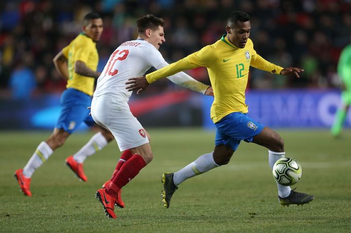 Marek Suchý a Alex Sandro v přátelském zápase Česko - Brazílie.