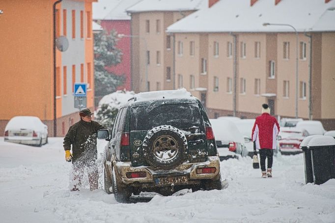 Sníh v Česku komplikuje dopravu.