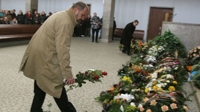Polský lobbista Jacek Spyra na pohřbu Františka Mrázka. Pracoval pro něj zejména při snaze Sety o podíl na privatizaci Unipetrolu