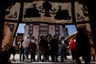 Turisté před palácem Potala ve tibetské metropoli Lhasa (snímky z cesty, kterou pro zahraniční novináře zorganizovala čínská vláda).