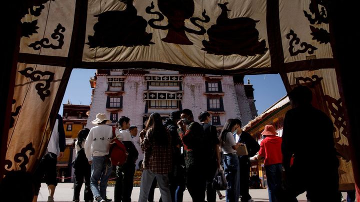 Do Tibetu míří davy turistů. Příroda a památky jsou v ohrožení, bojí se místní; Zdroj foto: Reuters