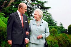 Manžel britské královny je v nemocnici, špatně dýchá