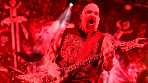 Na snímku ze včerejšího koncertu Slayer je kytarista Kerry King.