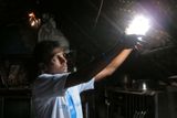 Liter of Light, Manila, Filipíny - Illac Angelo Diaz v rámci projektu Litr světla ukázal, jak lze osvítit filipínské slamy s pomocí PET láhve naplněné litrem vody.