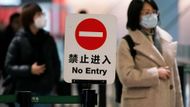 Nový druh koronaviru způsobující zápal plic se šíří vzduchem. Úřady doporučují nosit masky. Lidé je vykupují z obchodů i v Pekingu, kde se virus také objevil.