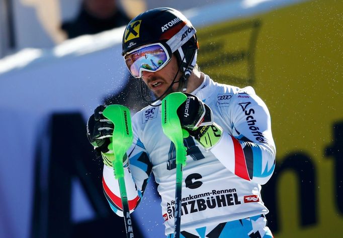 Marcel Hirscher slaví triumf v slalomu v Kitzbühelu.