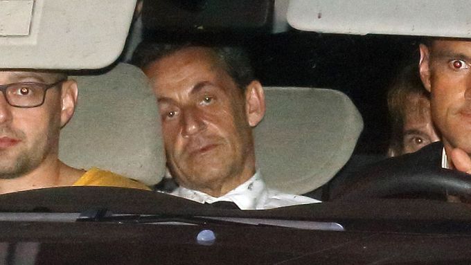Sarkozy po 15hodinnovém výslechu opouští policejní stanici.