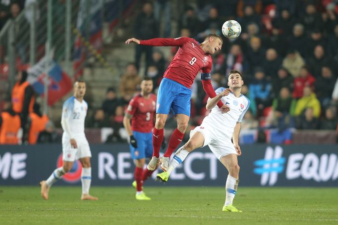 Bořek Dočkal a Matúš Bero v zápase Ligy národů Česko - Slovensko.