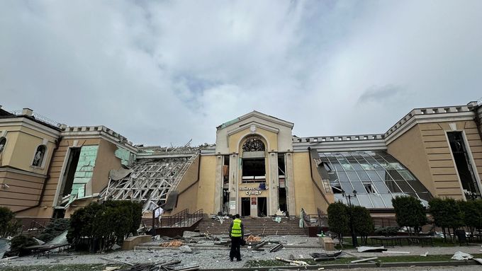 Rusové zaútočili na centrum města Sumy, kde po ulicích chodili lidé