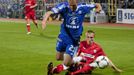 Fotbalista Sigmy Olomouc Michal Vepřek padá přes nohy Martina Husára v utkání 9. kola Gambrinus ligy 2012/13 se Zbrojovkou Brno.