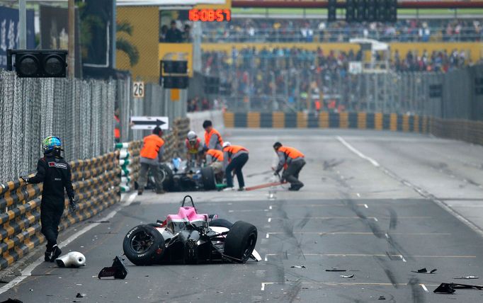 Mladíci pilotující Formuli 3 si v uličkách Macaa nic nedarují.