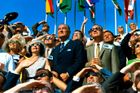 Archivní snímek z 16. července 1969 ukazuje diváky sledující start Apolla 11. Uprostřed v tmavém obleku je tehdejší prezident USA Lyndon Johnson, vedle jeho manželka Bird Johnsonová (třetí zleva, prostřední řada), nechybí ani viceprezident USA Spiro Agnew (druhý zprava, prostřední řada).
