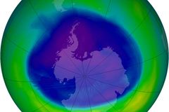 Ozonová vrstva nad Arktidou se rekordně ztenčila. Další díra je nad Antarktidou