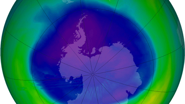 Ozonová vrstva nad Arktidou se rekordně ztenčila. Další díra je nad Antarktidou