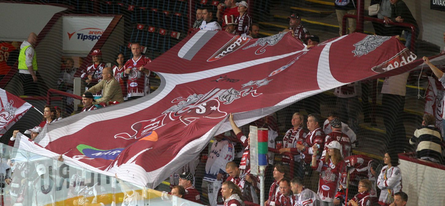 Fanoušci Rigy v utkání KHL 2012/13 mezi Lvem Praha s Dinamem Riga .