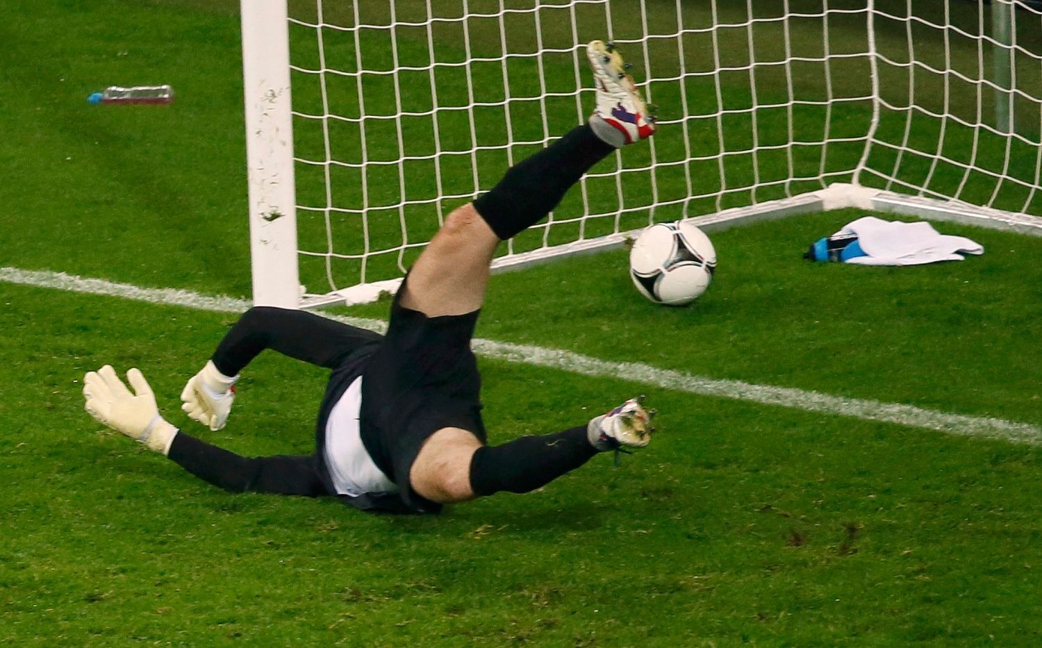 Shay Given za svá záda pouští gól Davida Silvy v utkání Španělska s Irskem ve skupině C na Euru 2012