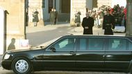 Putin přijel v šestidveřovém Mercedesu