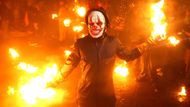 Nejapa, Salvador: jiskry a masky, účastník slavnosti „Bolas de Fuego“ připomíná legendární boj sv. Jeronýma s ďáblem.