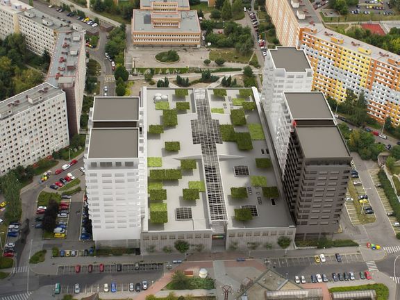 Obchodní centrum Lužiny v sevření domů Alfa (vpravo) a Beta (vizualizace).