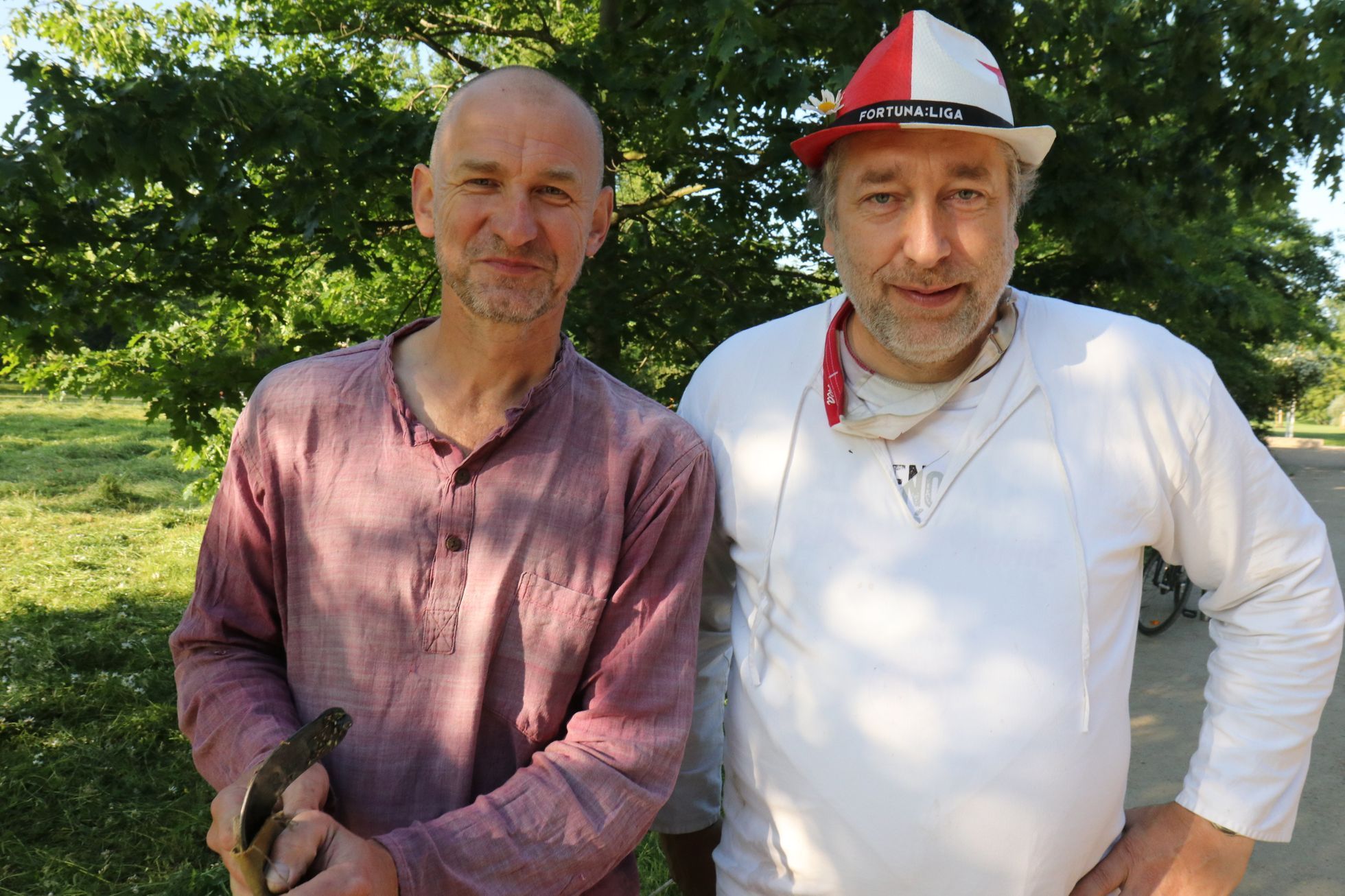 Přišel kosit s kamarádem