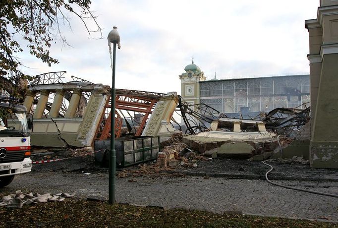 Následky požáru levého křídla Průmyslového paláce na pražském Výstavišti.