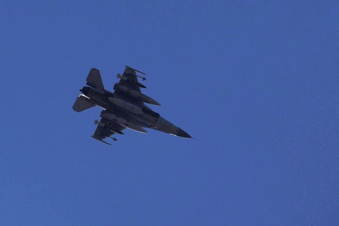 An Israeli F16 fighter jet flies over the southern city of Ashdod November 15, 2012. A Hamas rocket killed three Israelis north of the Gaza Strip on Thursday, drawing the first blood from Israel as the Palestinian death toll rose to 15 in a military showdown lurching closer to all-out war and an invasion of the enclave. REUTERS/Amir Cohen (ISRAEL - Tags: POLITICS CIVIL UNREST TRANSPORT MILITARY) Published: Lis. 15, 2012, 4:58 odp.