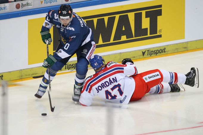 Michal Jordán a Teemu Hartikainen při utkání Česko - Finsko v rámci Channel One Cupu