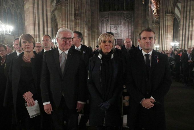 Emmanuel Macron, jeho žena Brigitte s německým prezidentem Frankem-Walterem Steinmeierem a jeho ženou Elke Buedenbenderovou si připomínají konec 1. světové války