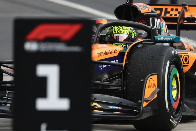 Vítězný Lando Norris z McLarenu v cíli VC Maďarská formule 1 2025
