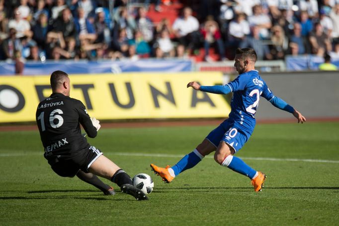 Jan Laštůvka a Alexandru Baluta v zápase 10. kola Baník - Slavia.