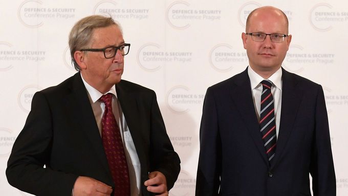 Předseda Evropské komise Jean-Claude Juncker a český premiér Bohuslav Sobotka.