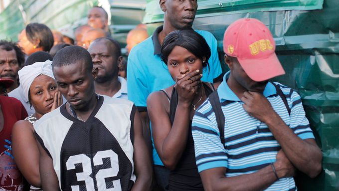 Haiťané čekají na zprávy o obětech karnevalového neštěstí.