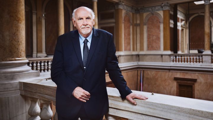 Absurdní, nemá na to právo. Politologové kritizují Zemana, že sebral Rychetskému řád
