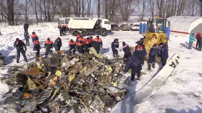 Záchranáři svezli trosky letounu An-148. Zbyla jen hromada šrotu. Nehodu nepřežilo 71 lidí.