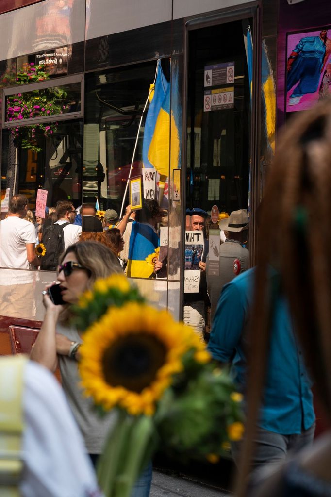 Kanadští Ukrajinci protestují proti uvedení dokumentu Rusové ve válce před kancelářemi torontského festivalu.